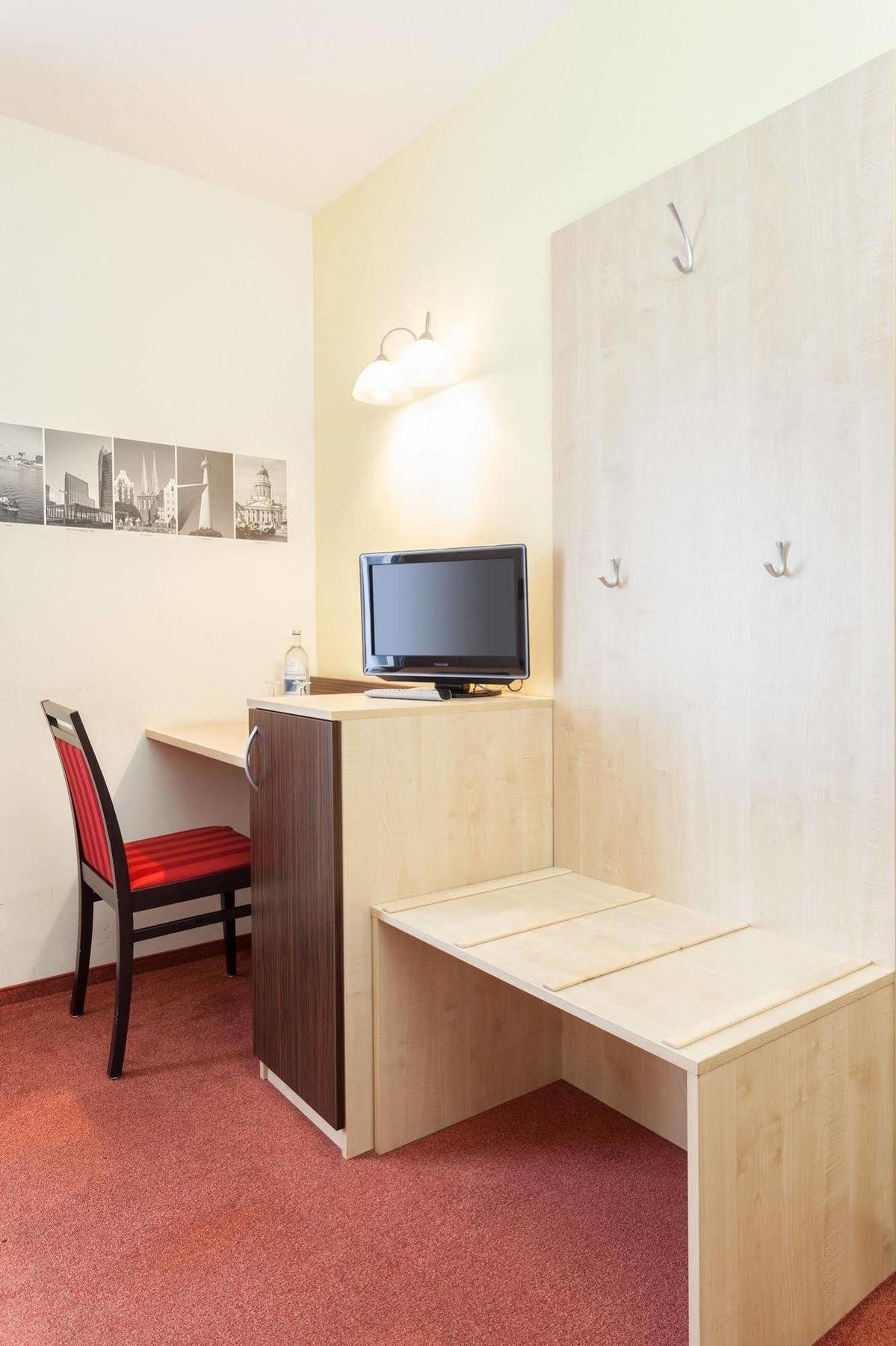Hotel Mit-Mensch Berlin Exterior photo