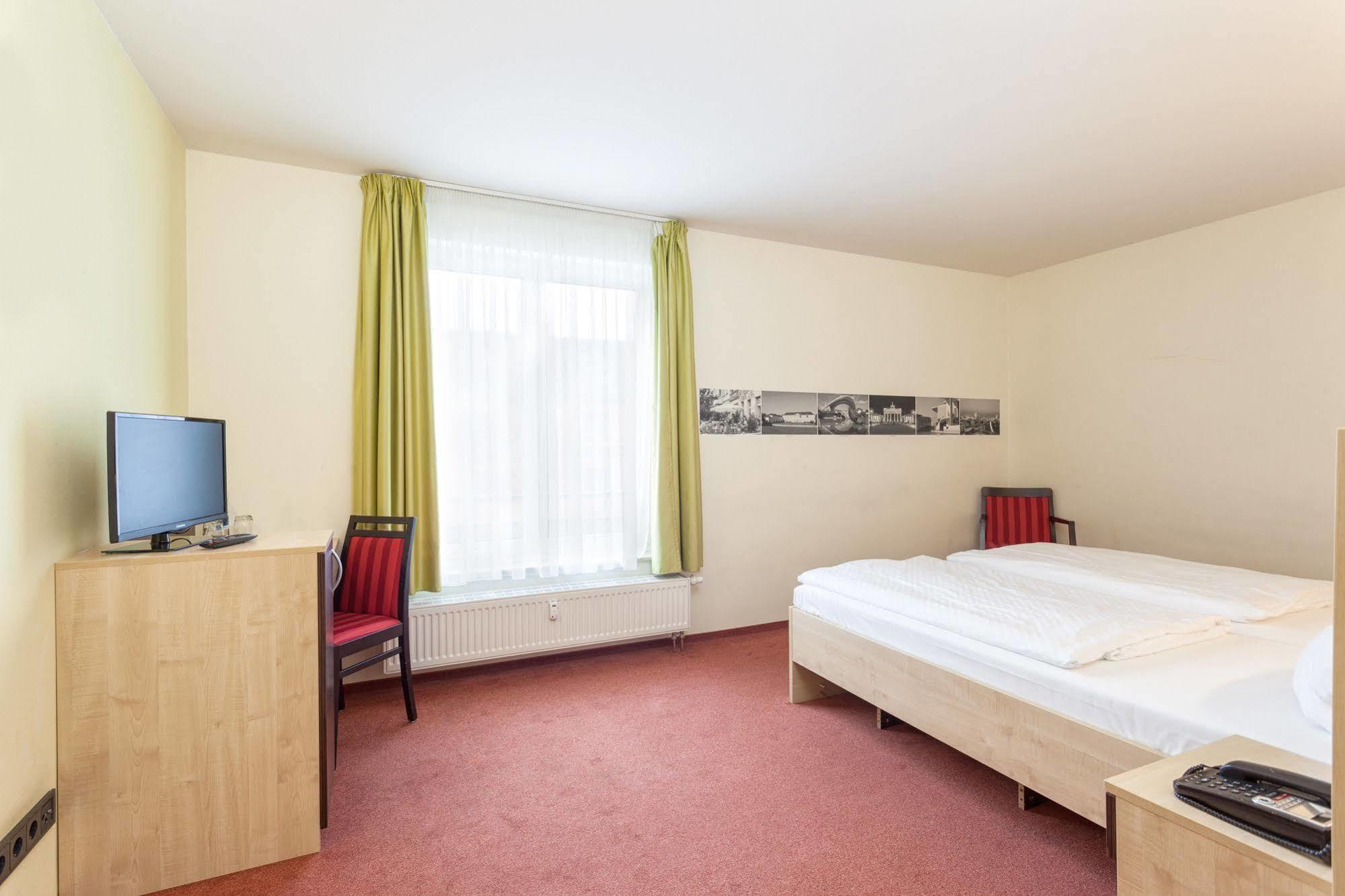Hotel Mit-Mensch Berlin Exterior photo