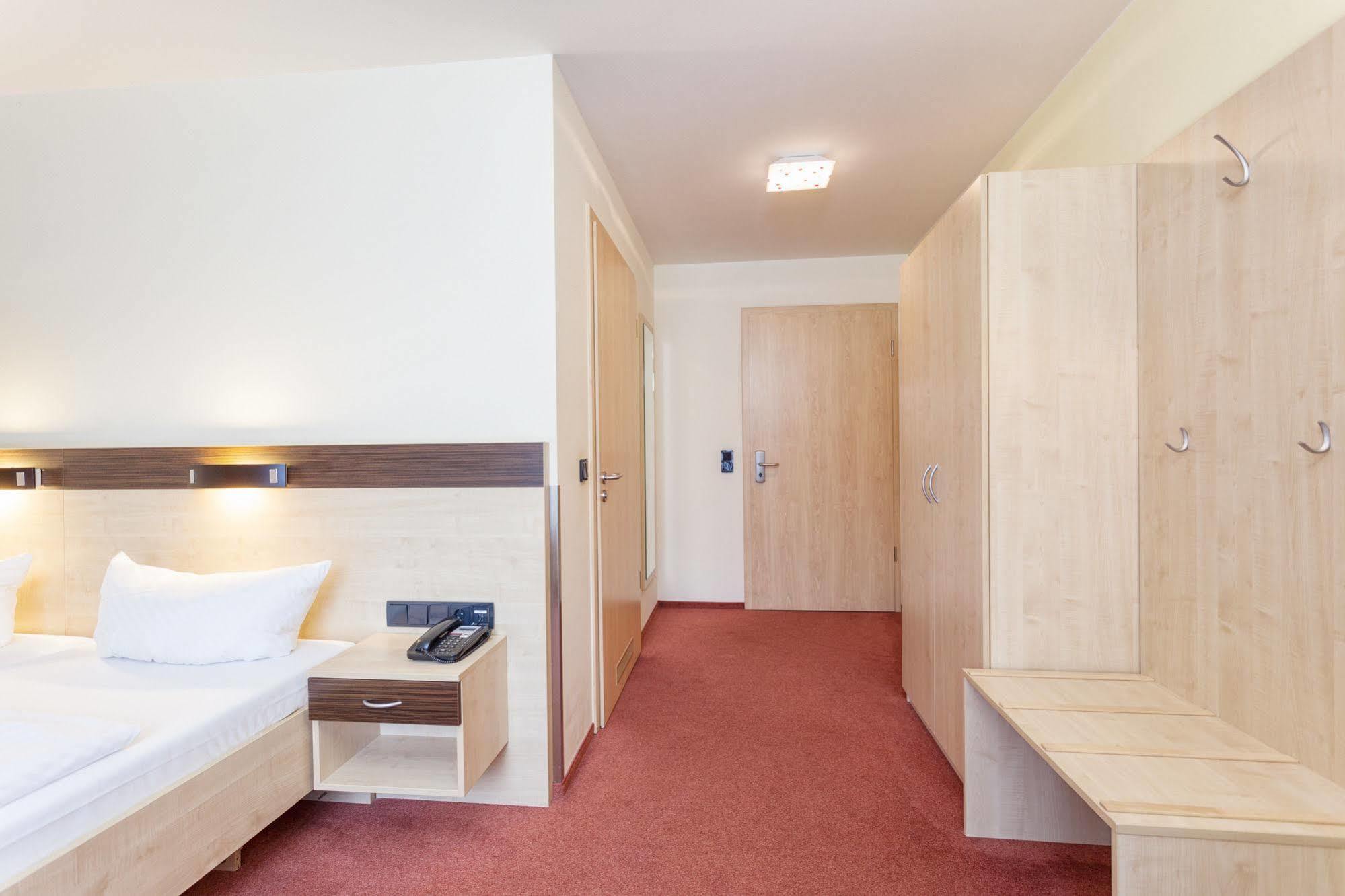 Hotel Mit-Mensch Berlin Exterior photo